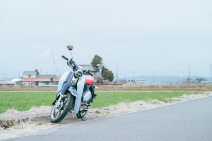 スーパーカブC125と田んぼ